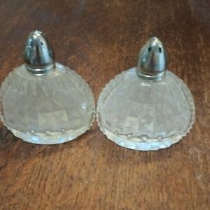 Vintage clear cut glass dome-shaped salt and pepper N7GW2